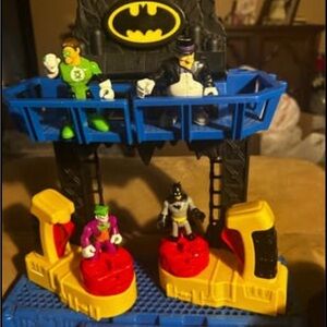 Fisher-Price Imaginext DC Super Friends Battle BatCave